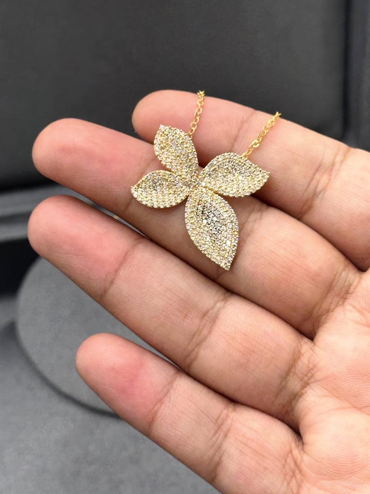 عقد تصميم الالماس 18k