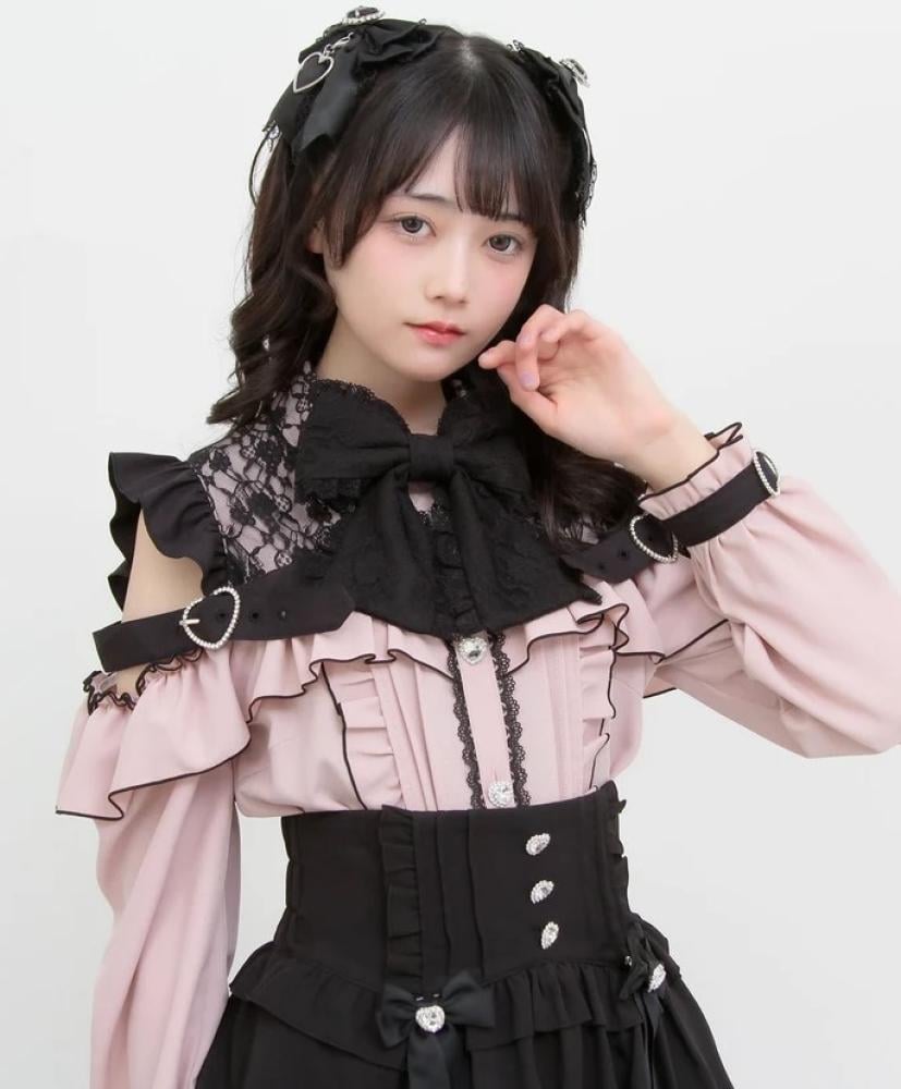 [حجز - قادمة خلال 4 اسابيع] بلوزة اوف شولدر بالدانتيل وتفاصيل القلب | Lace Off-Shoulder Heart Buckle Blouse [SD]
