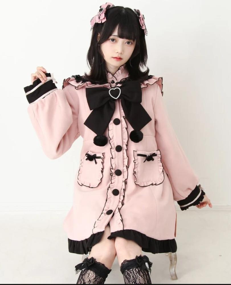 [حجز - قادمة خلال 4 اسابيع] معطف جيراي كي بياقة بحارة وفيونكات بوم بوم | Jirai Kei Pom-Pom Ribbon Sailor Collar Frill Coat