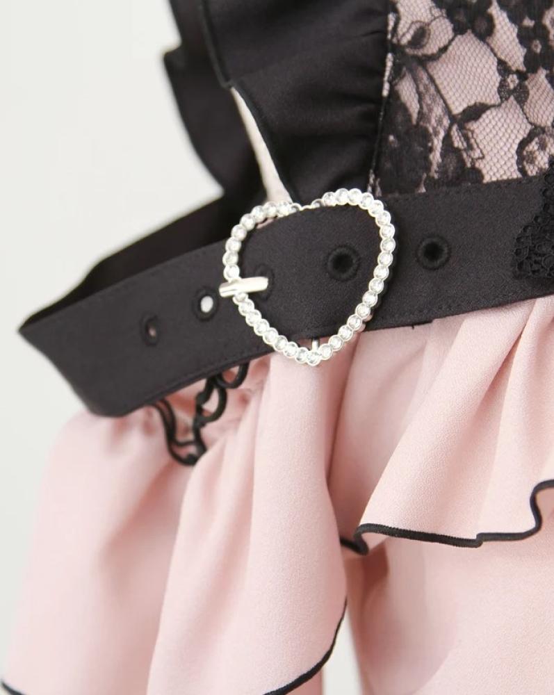 [حجز - قادمة خلال 4 اسابيع] بلوزة اوف شولدر بالدانتيل وتفاصيل القلب | Lace Off-Shoulder Heart Buckle Blouse [SD]