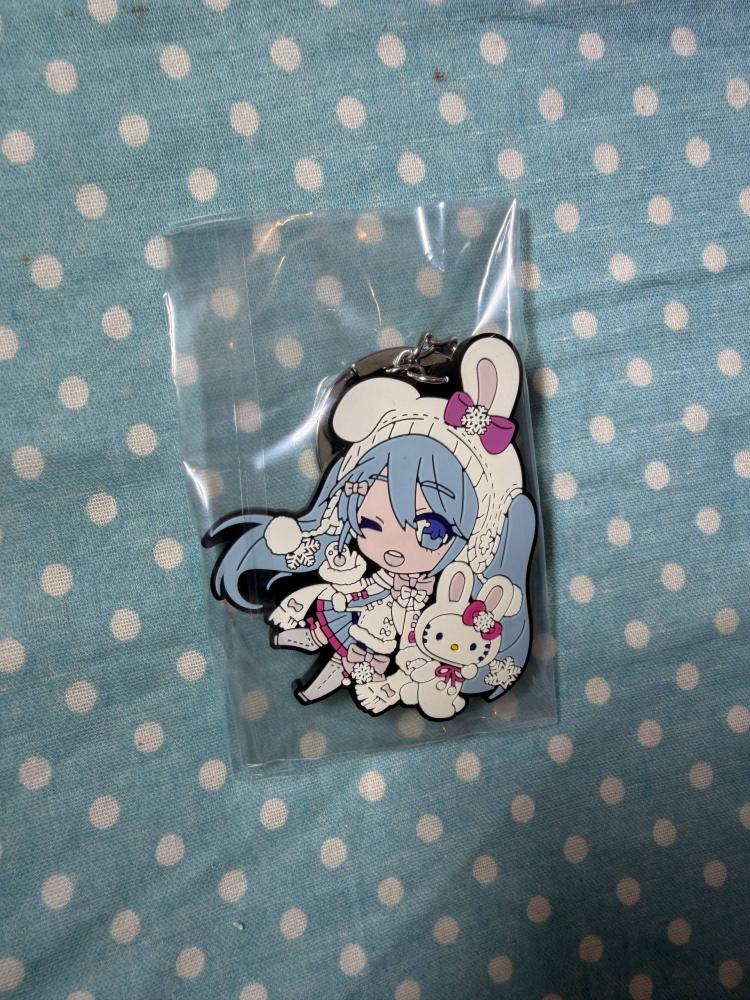 [ شحن فوري ] ميدالية هاتسوني ميكو الثلجية تعاون مع هيلوكيتي ( اصدار خاص لمدينة هوكايدو ) | rubber keychain hokkaido snow hatsune miku