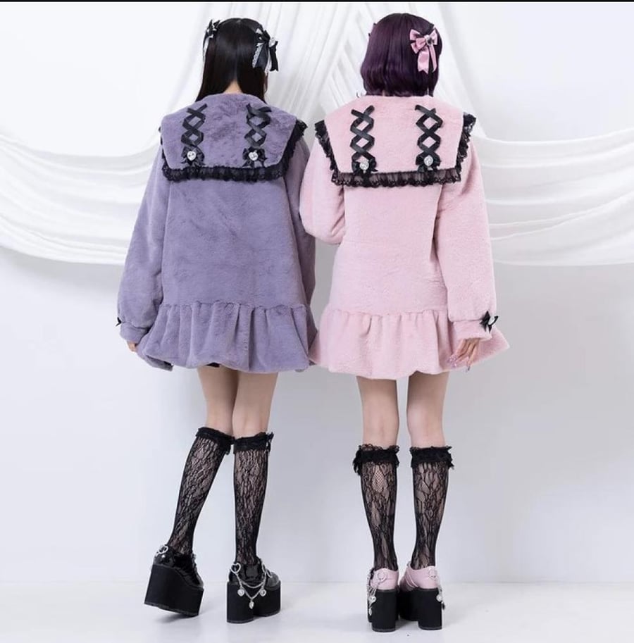 [حجز - قادمة خلال 4 اسابيع]معطف فرو جيراي كي بياقة بحارة واربطه خلفية | Jirai Kei Back Lace-Up Bejeweled Sailor Fur Coat