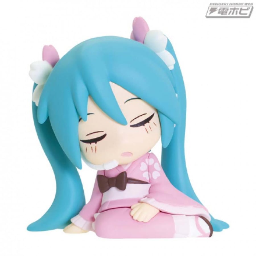 [ شحن فوري ] هاتسوني ميكو المتكئة على الكتف – إصدار الربيع |  Hatsune Miku Shoulder-Leaning Figure – Spring Sakura Edition with Cherry Blossom Designs