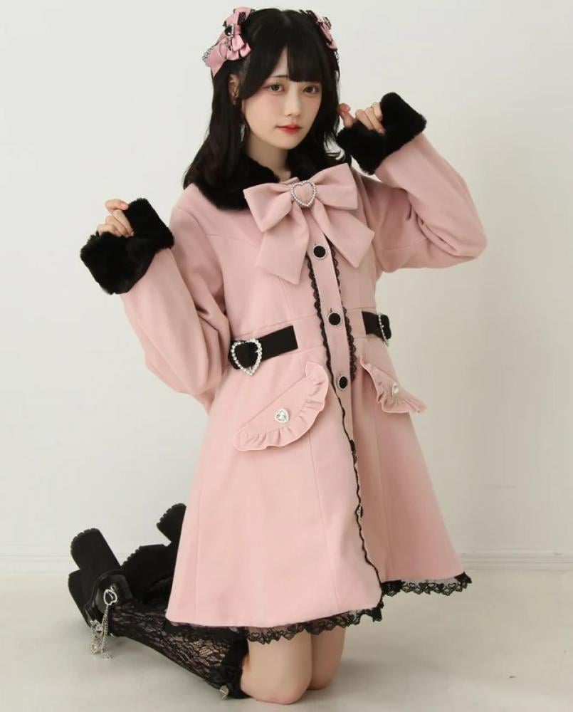 [حجز - قادمة خلال 4 اسابيع] معطف جيراي كي A-Line بالفرو وفيونكات القلوب | Jirai Kei Heart-Filled Frill A-Line Fur Coat
