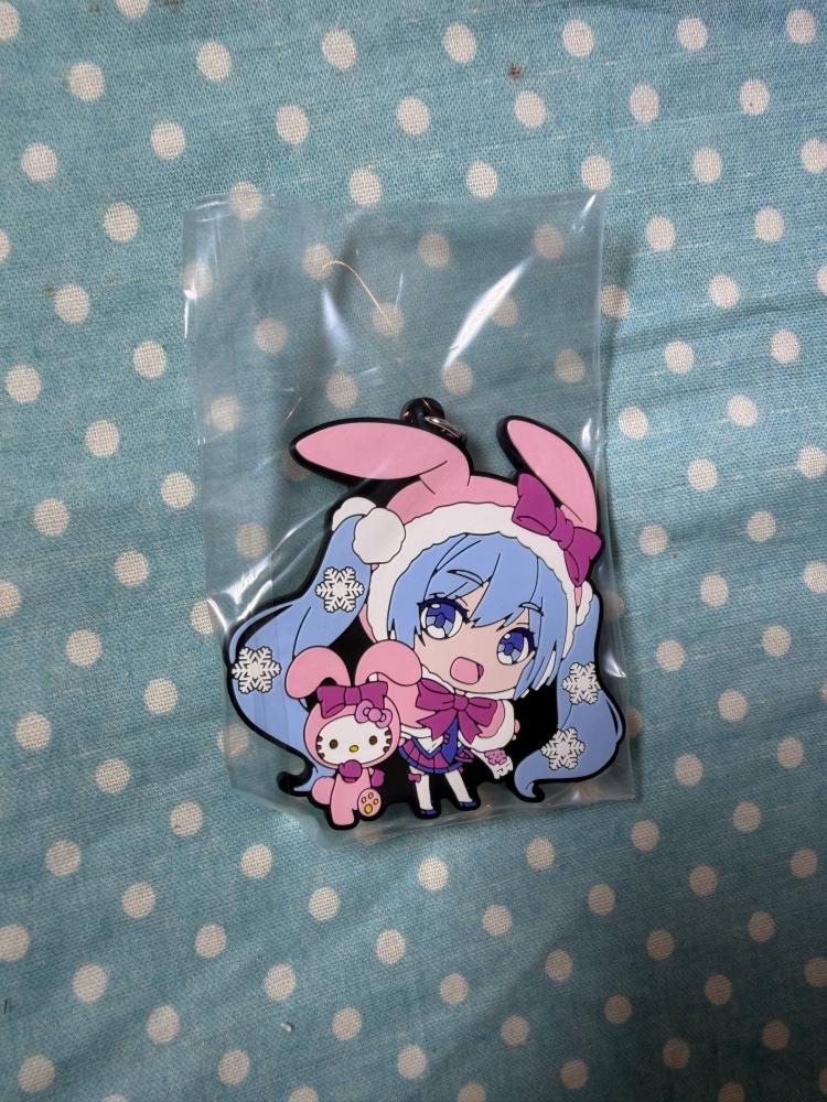 [ شحن فوري ] ميدالية هاتسوني ميكو الثلجية تعاون مع هيلوكيتي ( اصدار خاص لمدينة هوكايدو ) | rubber keychain hokkaido snow hatsune miku
