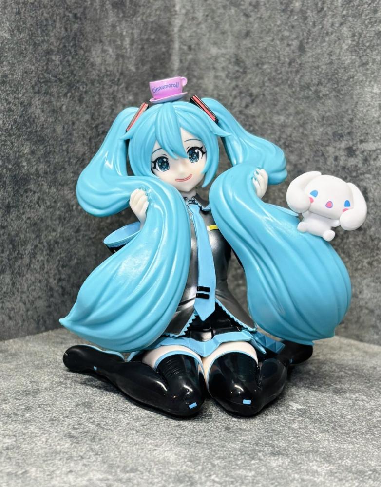 [ شحن فوري ] هاتسوني ميكو مع سينامورول | Cinnamoroll - Piapro Characters - Hatsune Miku - Hatsune Miku x Cinnamoroll - Premium Chokonose Figure - Mofutto ver. (Sega Fave)