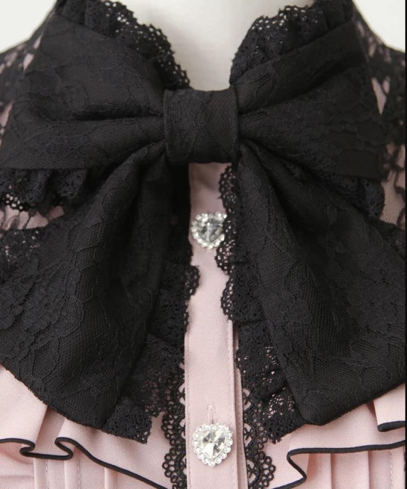 [حجز - قادمة خلال 4 اسابيع] بلوزة اوف شولدر بالدانتيل وتفاصيل القلب | Lace Off-Shoulder Heart Buckle Blouse [SD]