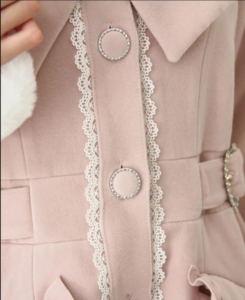 [حجز - قادمة خلال 4 اسابيع] معطف جيراي كي A-Line بالفرو وفيونكات القلوب | Jirai Kei Heart-Filled Frill A-Line Fur Coat