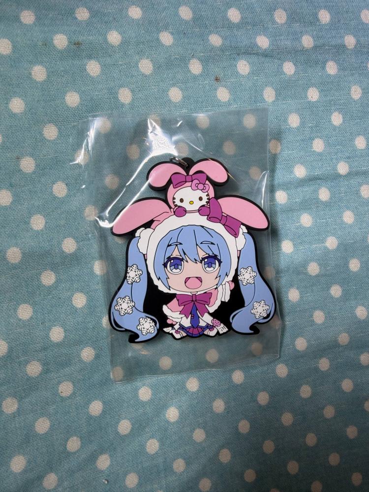 [ شحن فوري ] ميدالية هاتسوني ميكو الثلجية تعاون مع هيلوكيتي ( اصدار خاص لمدينة هوكايدو ) | rubber keychain hokkaido snow hatsune miku