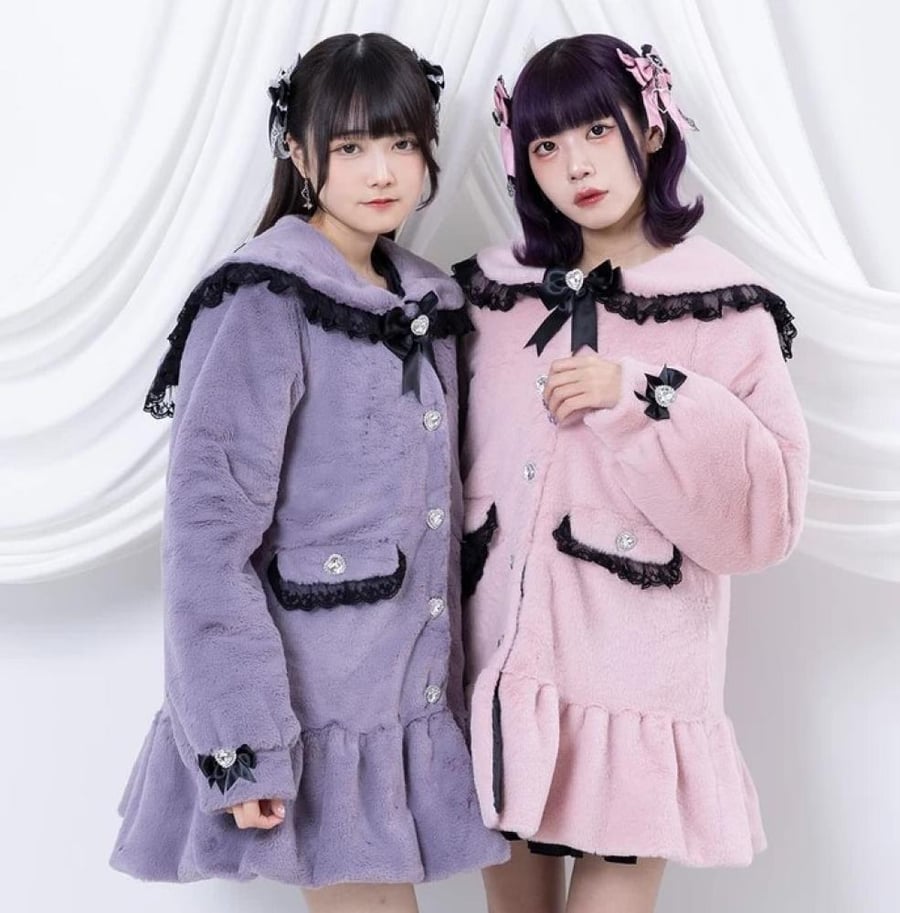 [حجز - قادمة خلال 4 اسابيع] معطف جيراي كي A-Line بالفرو وفيونكات القلوب | Jirai Kei Heart-Filled Frill A-Line Fur Coat