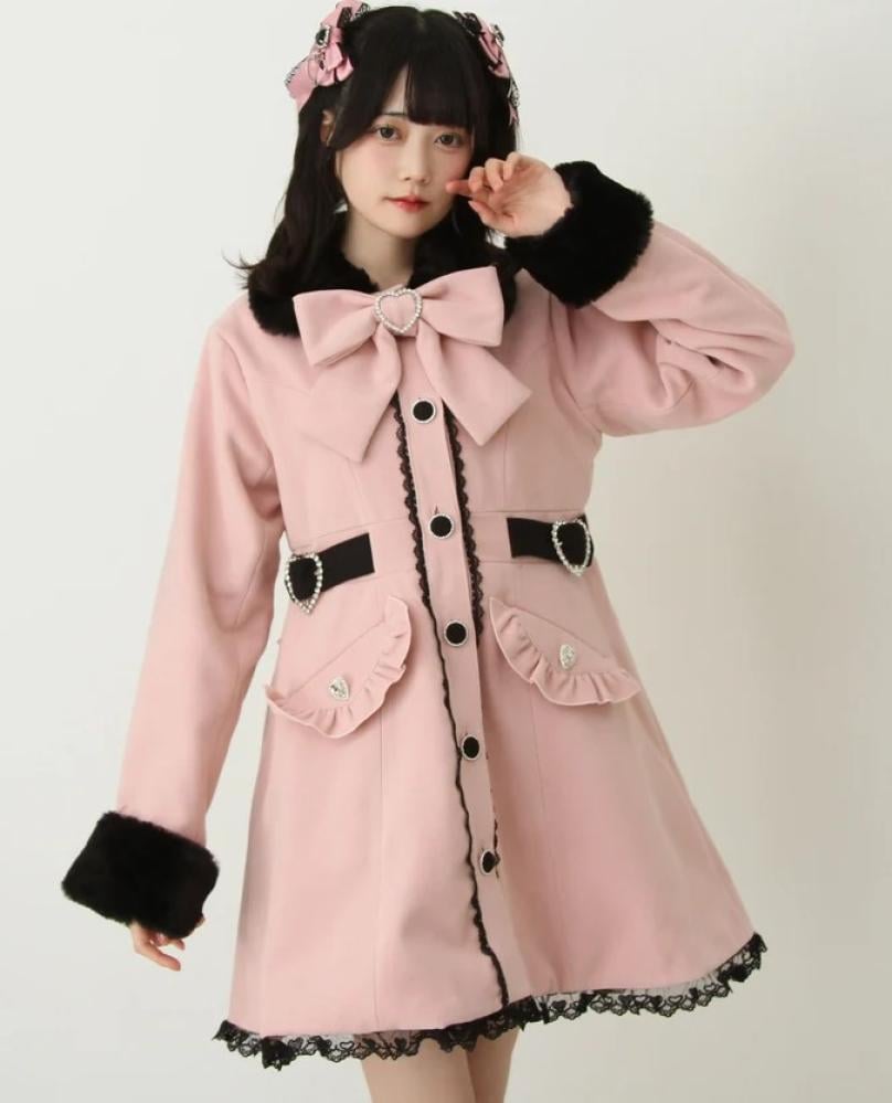 [حجز - قادمة خلال 4 اسابيع] معطف جيراي كي A-Line بالفرو وفيونكات القلوب | Jirai Kei Heart-Filled Frill A-Line Fur Coat