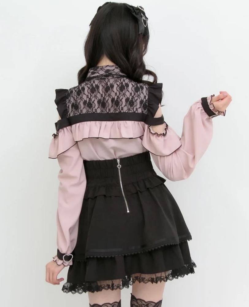 [حجز - قادمة خلال 4 اسابيع] بلوزة اوف شولدر بالدانتيل وتفاصيل القلب | Lace Off-Shoulder Heart Buckle Blouse [SD]