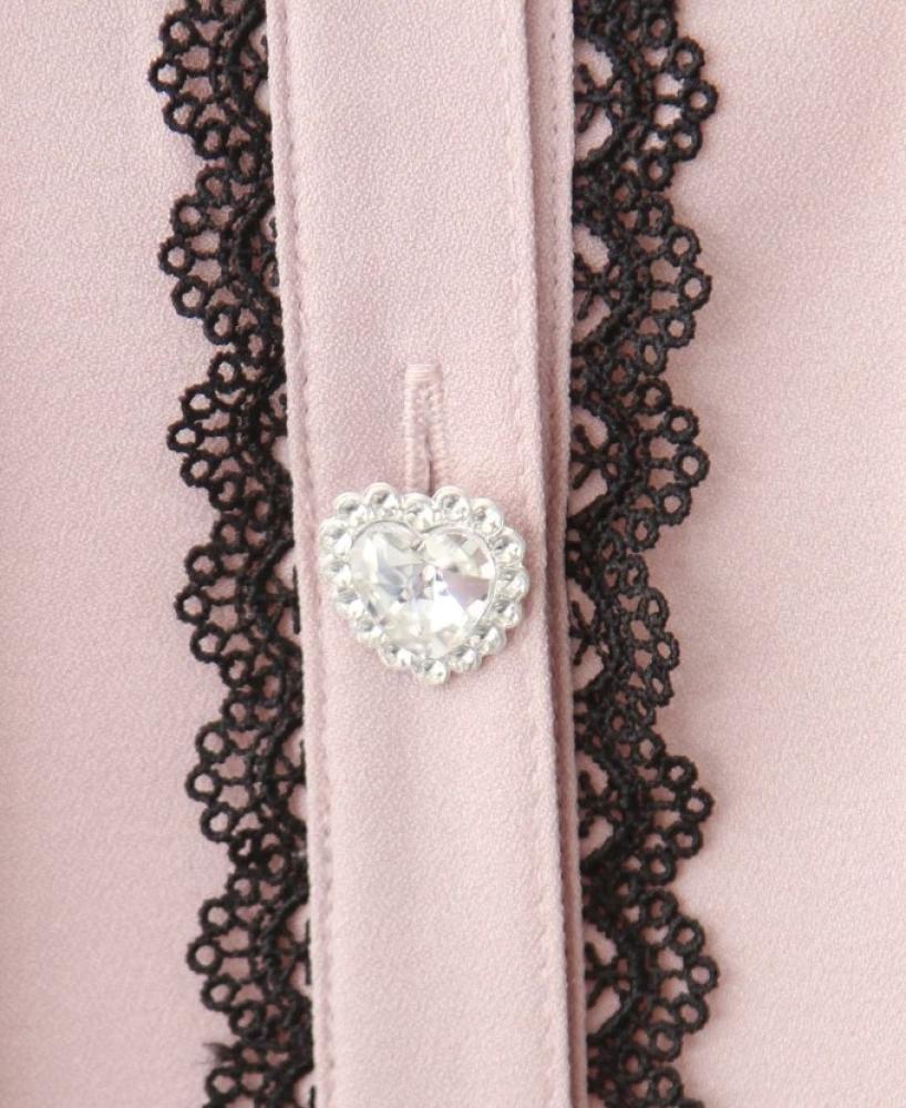 [حجز - قادمة خلال 4 اسابيع] بلوزة اوف شولدر بالدانتيل وتفاصيل القلب | Lace Off-Shoulder Heart Buckle Blouse [SD]