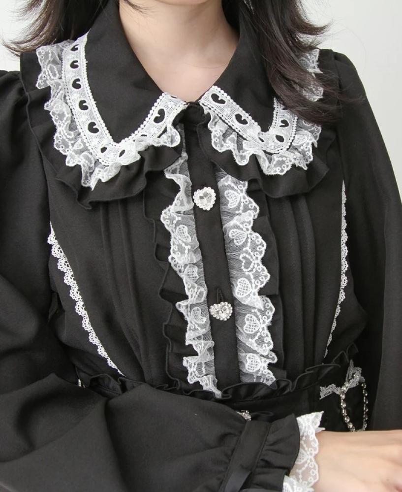 [حجز - قادمة خلال 4 اسابيع] بلوزة جيراي كي دانتيل القلوب | Heart Lace Ruffle Blouse