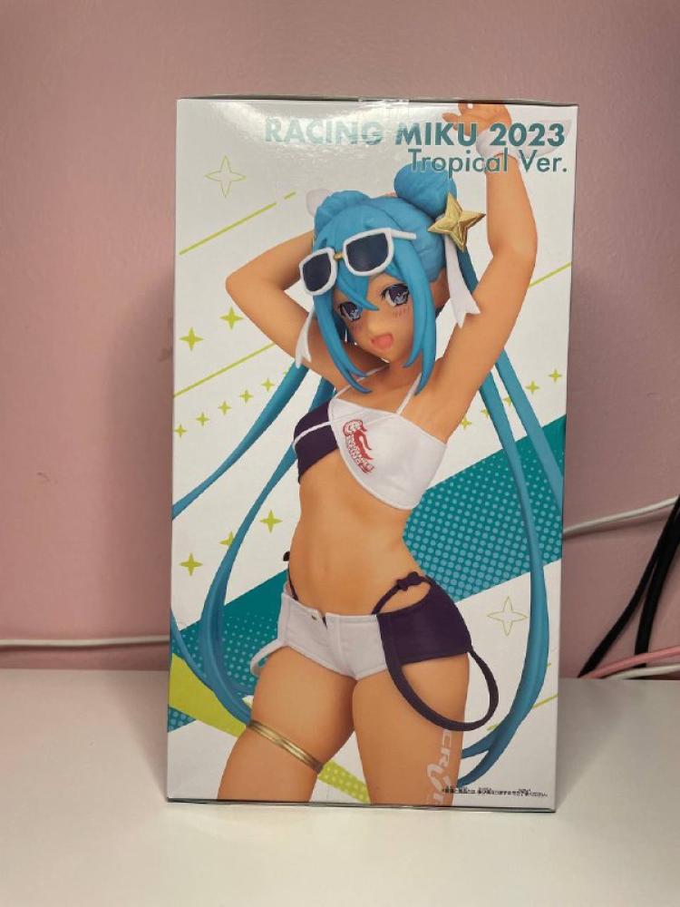 [ شحن فوري  ]   هاتسوني ميكو - ميكو السباق رايسنق 2023 - النسخة الاستوائية  |  Good Smile Racing - Hatsune Miku - Racing Miku 2023 Tropical Ver. (Bandai Spirits)