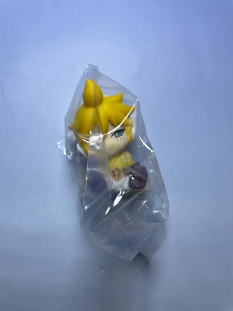 [ شحن فوري ] كاغامين لين المتكئة على الكتف – إصدار الربيع |   Kagamine Len Shoulder-Leaning Figure – Spring Sakura Edition with Cherry Blossom Designs