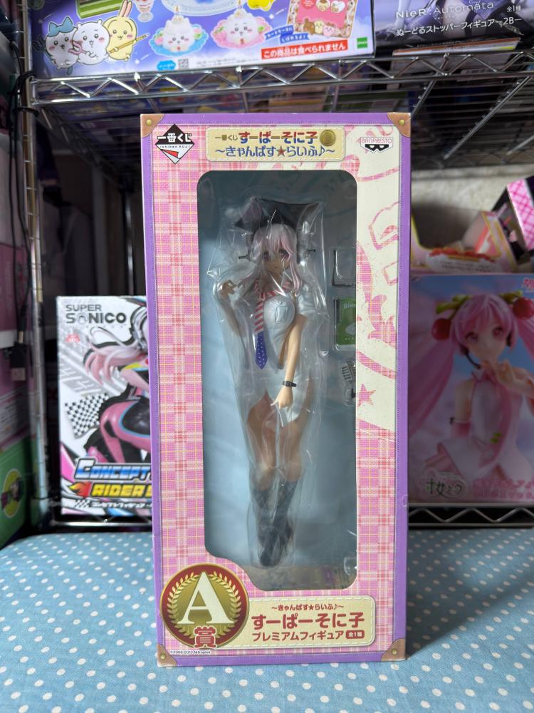 [ شحن فوري ] سوبر سونيكو اصجار التخرج | he Banpresto Ichiban Kuji Super Sonico Premium Figure from the "Campus Life"