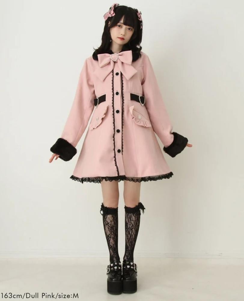 [حجز - قادمة خلال 4 اسابيع] معطف جيراي كي A-Line بالفرو وفيونكات القلوب | Jirai Kei Heart-Filled Frill A-Line Fur Coat