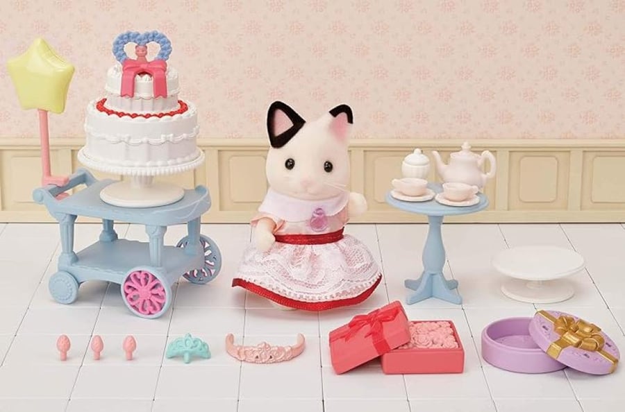 [حجز-يصل خلال شهر ] سيلفانين فاملي طقم حفلة الحلويات مع القطة | Sylvanian Families Doll Sweet Party Set - Charcoal Cat Girl - DF-21