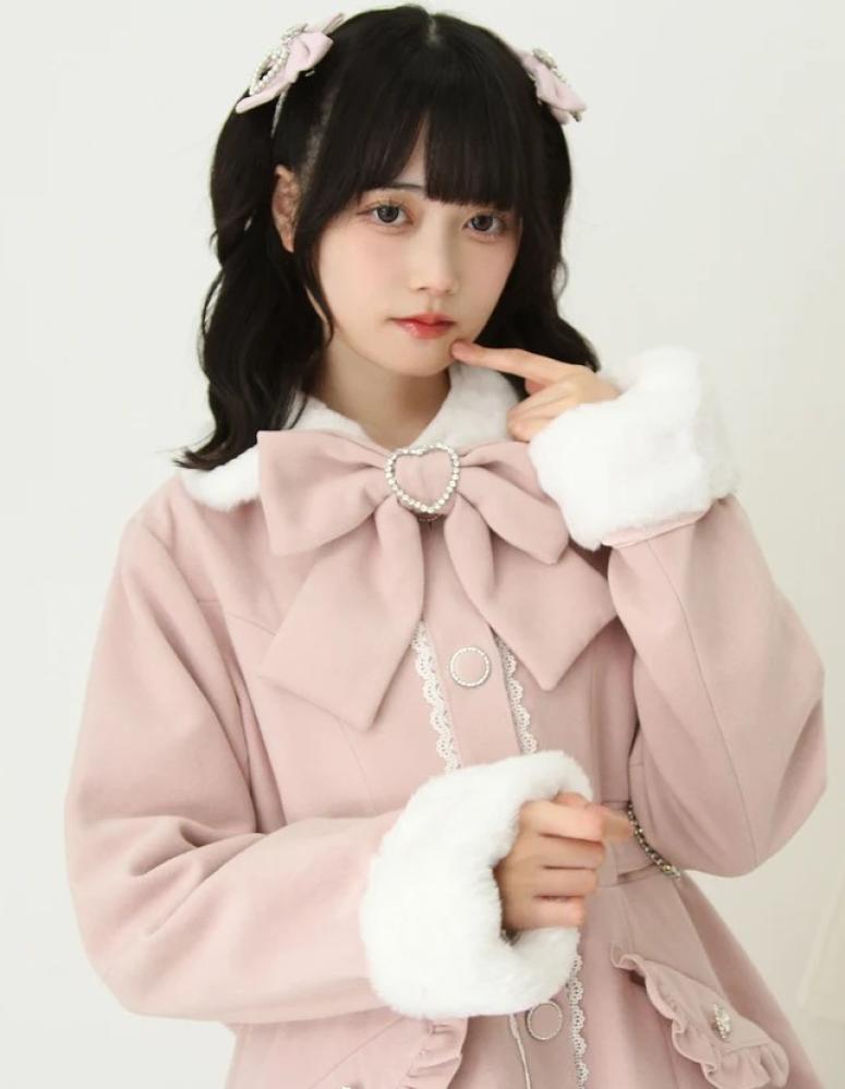 [حجز - قادمة خلال 4 اسابيع] معطف جيراي كي A-Line بالفرو وفيونكات القلوب | Jirai Kei Heart-Filled Frill A-Line Fur Coat