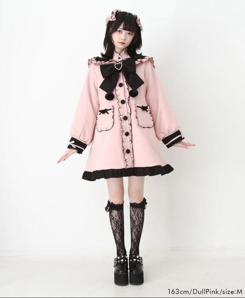 [حجز - قادمة خلال 4 اسابيع] معطف جيراي كي بياقة بحارة وفيونكات بوم بوم | Jirai Kei Pom-Pom Ribbon Sailor Collar Frill Coat