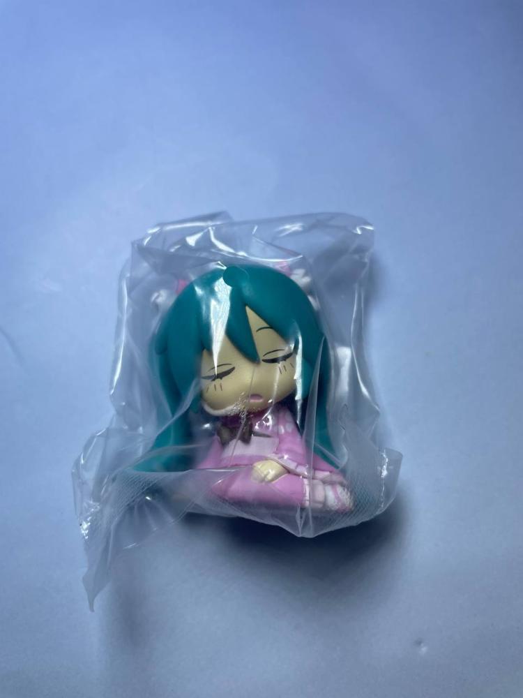 [ شحن فوري ] هاتسوني ميكو المتكئة على الكتف – إصدار الربيع |  Hatsune Miku Shoulder-Leaning Figure – Spring Sakura Edition with Cherry Blossom Designs