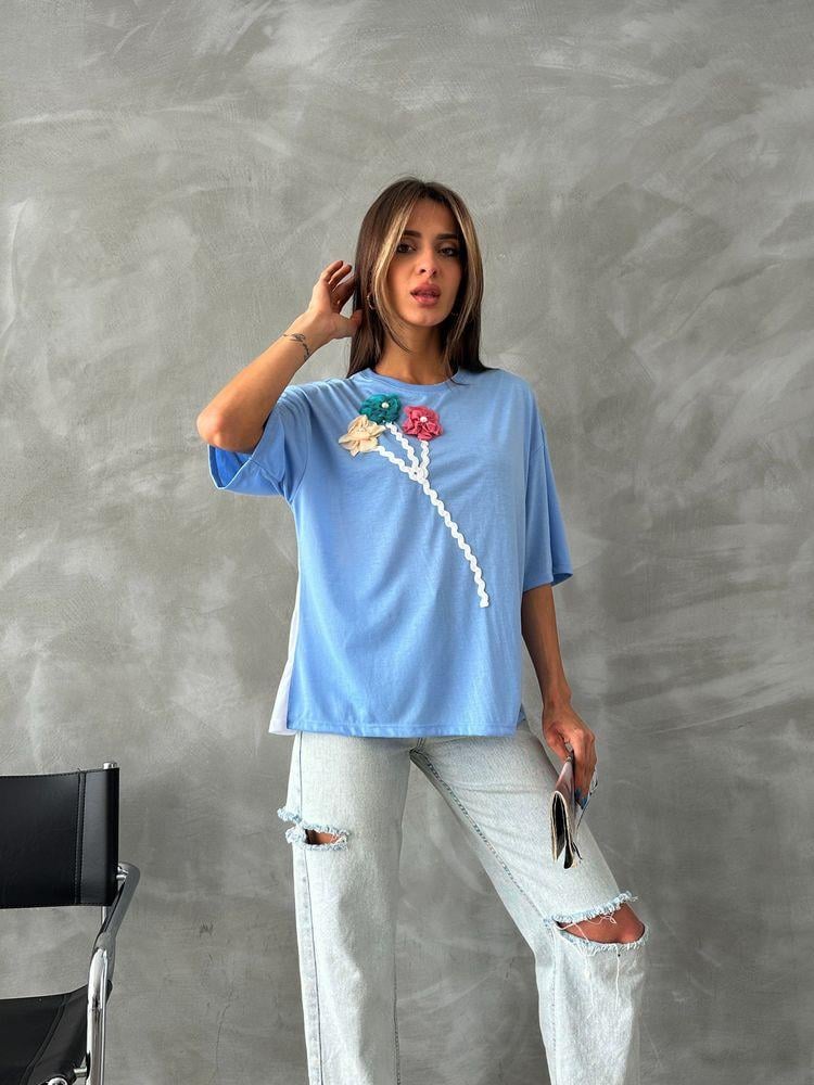 تيشيرت أزرق بتفاصيل الورود بفتحة خلفية مميزة - صناعة تركية - TOP11200