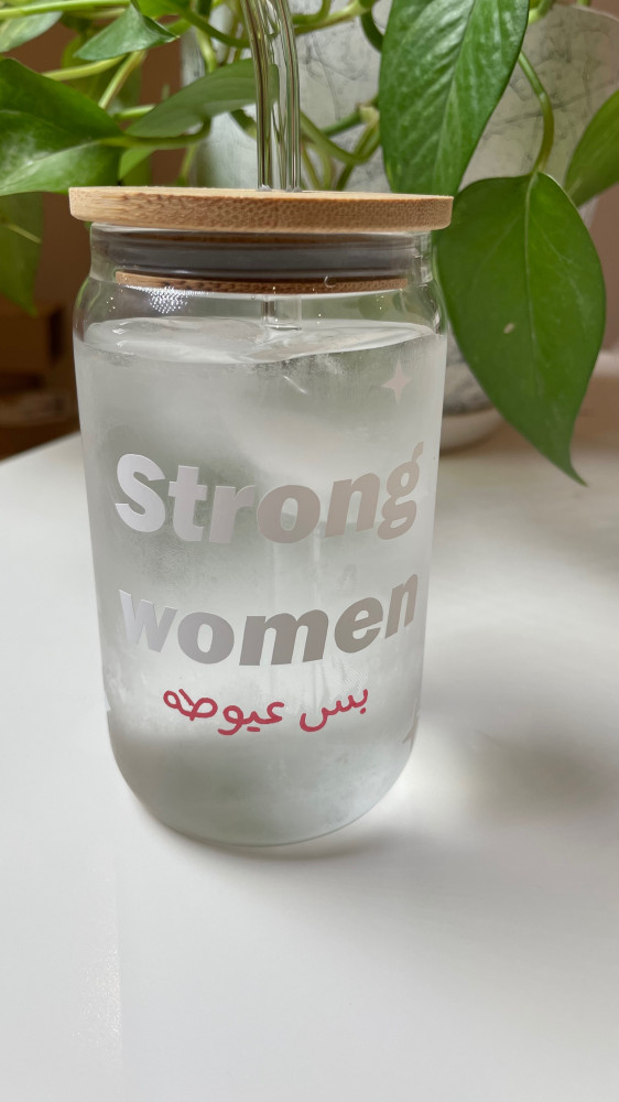 كوب زجاجي عيوطه بتصميم متغير بالبروده  للون الاحمر