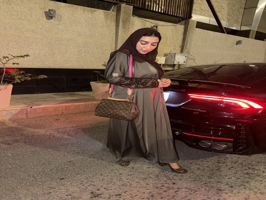 عباية زيتي قماش كريب + نصف الكم دانتيل باللون البني