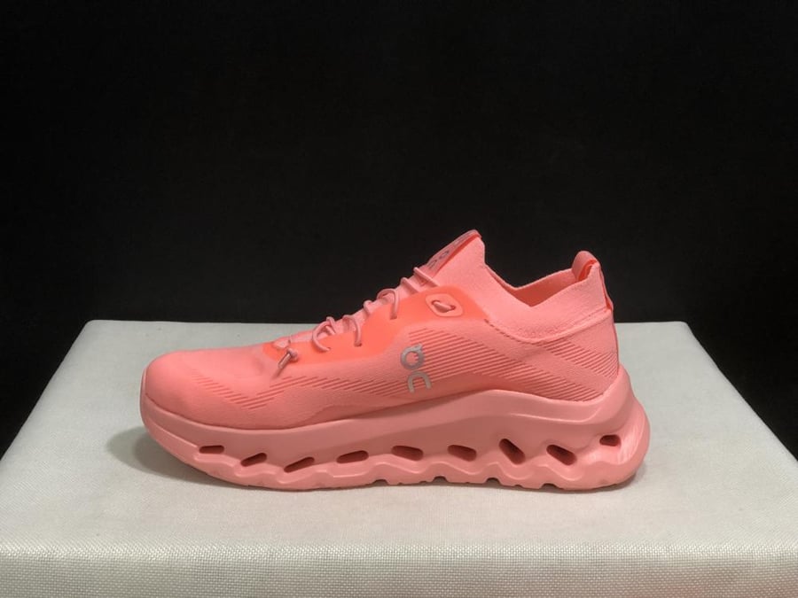 حذاء اون راننج on running cloud loewe
