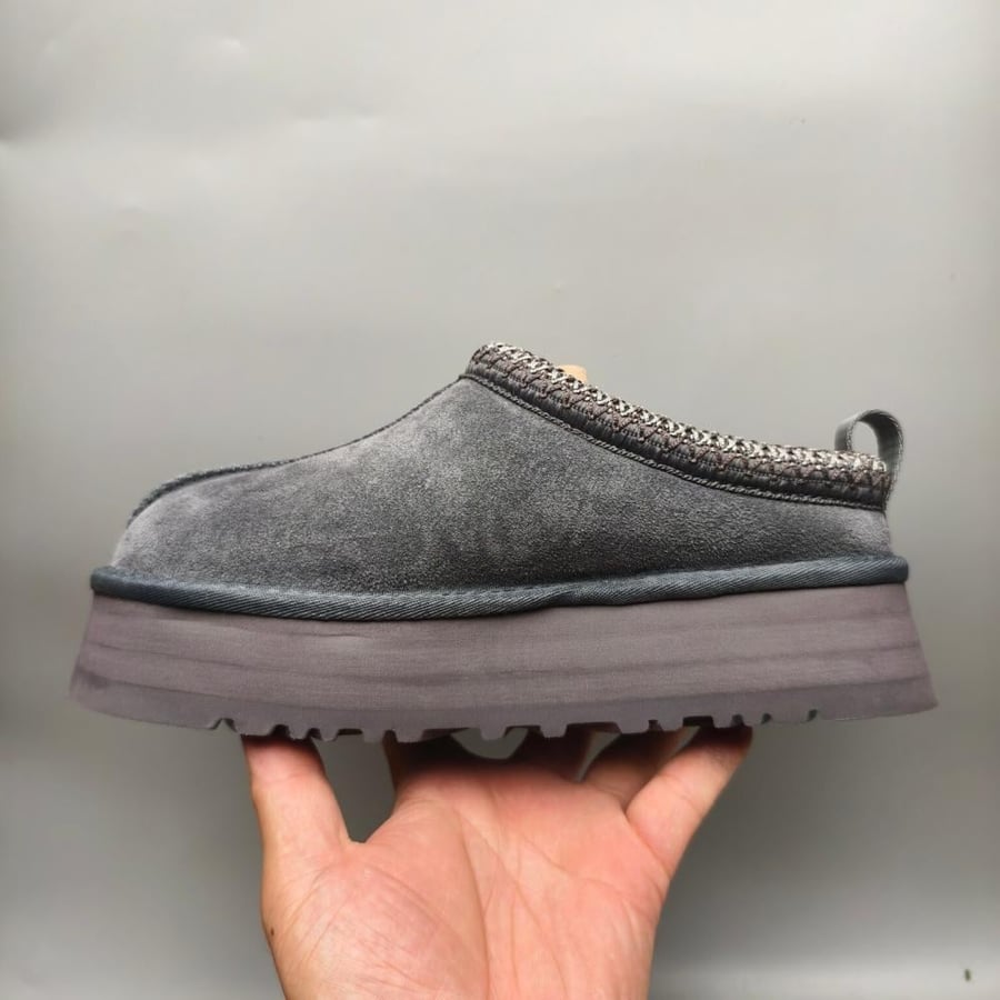 سليبر UGG شتوي باللون رمادي فاتح