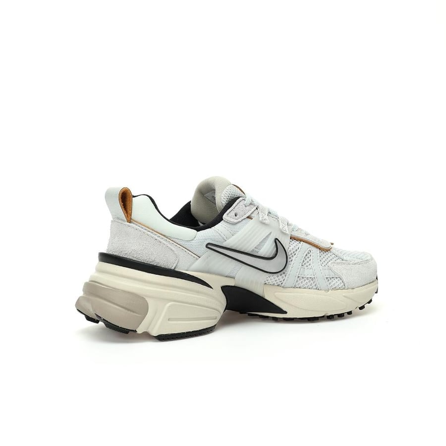 حذاء نايك V2K RUN