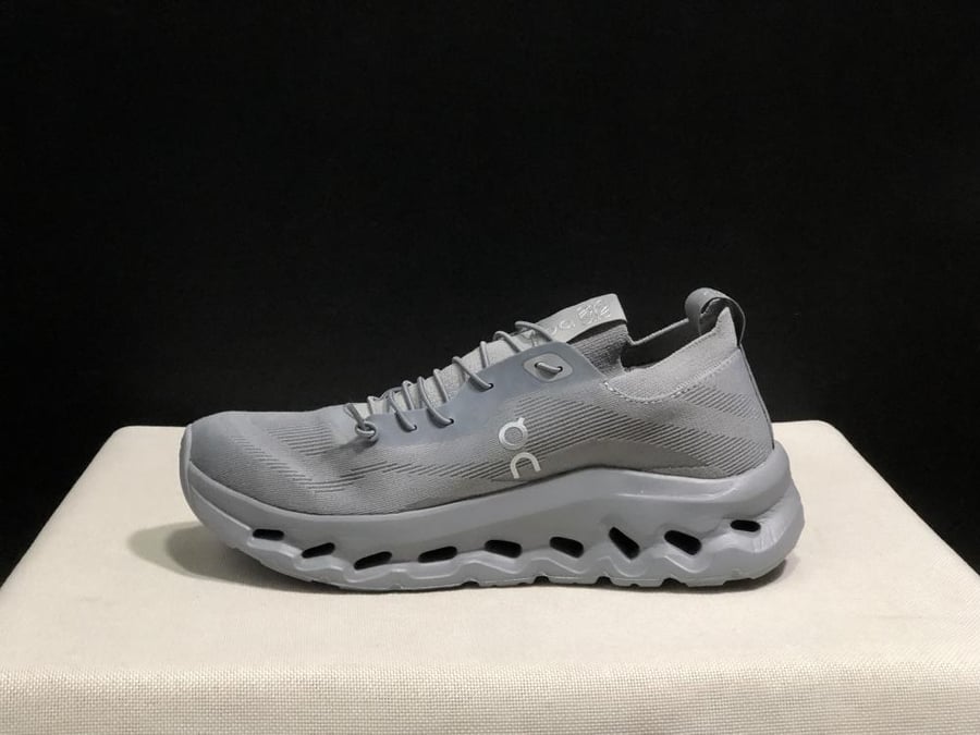 حذاء اون راننج on running cloud loewe