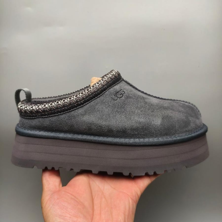 سليبر UGG شتوي باللون رمادي فاتح
