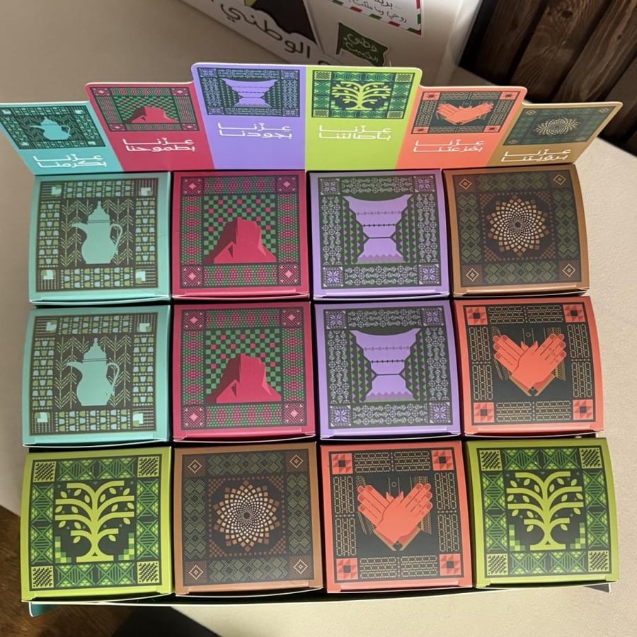 علب فارغه  مع استاند