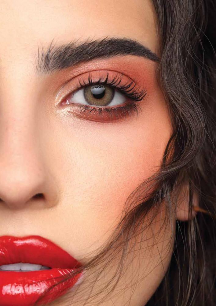 Gold daily contact lenses