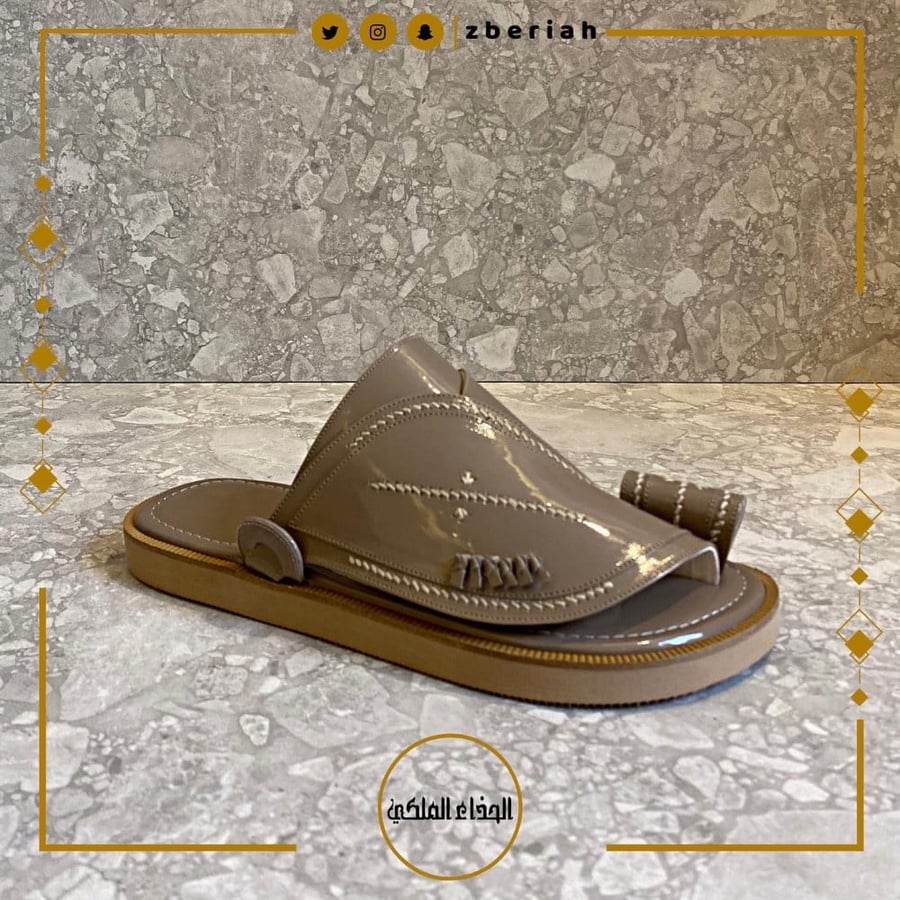 حذاء بيج لامع تطريز يدوي صوف كتان