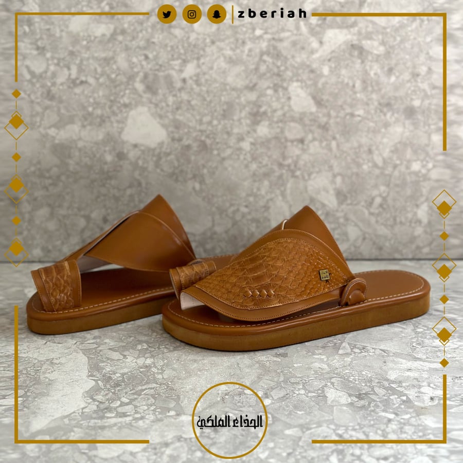 حذاء جملي مع جلد ثعبان طبيعي