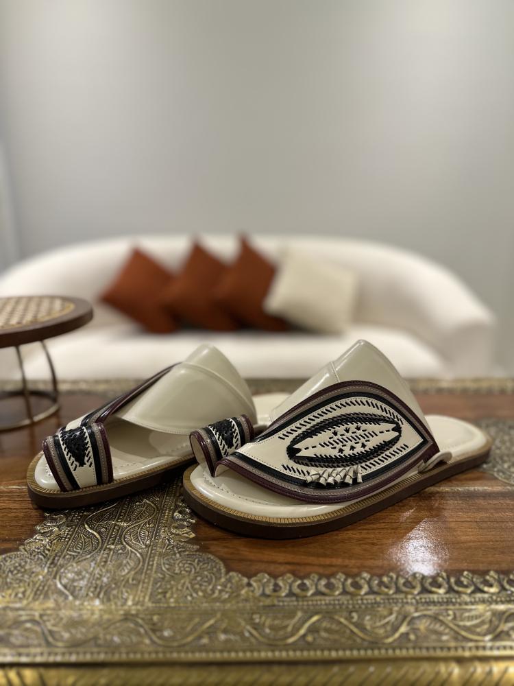 حذاء سكري تطريز يدوي صوف كتان أسود