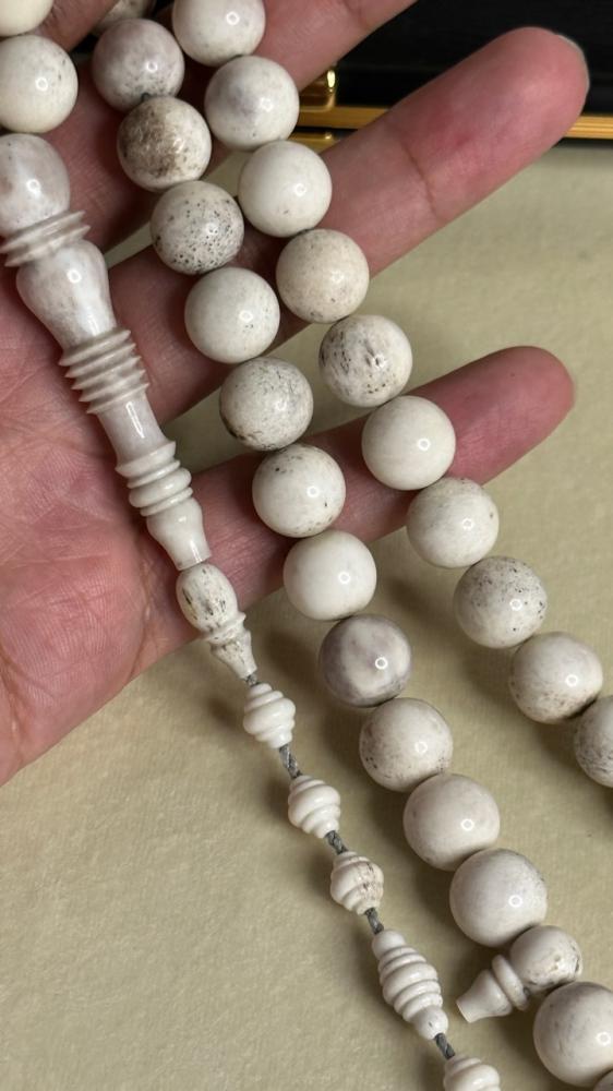 مسباح مصنوع من اكثر من ٢٠ من قرون الغزال