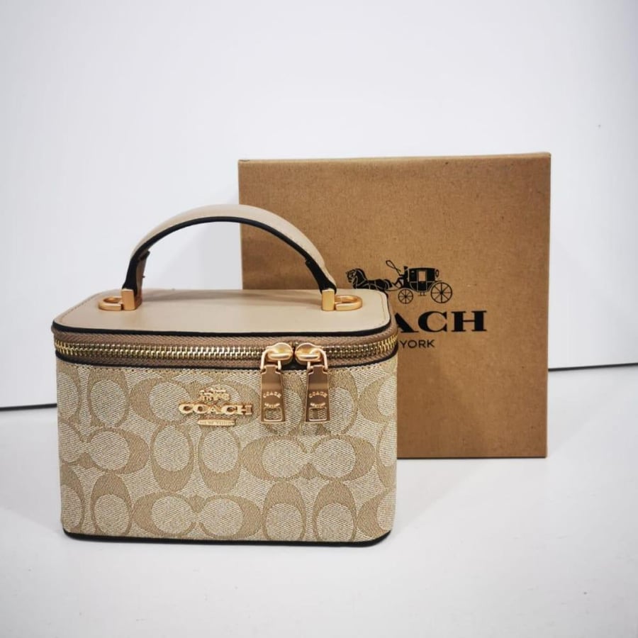 حقيبة كوتش فانيتي كيس (Coach Signature Vanity Case)