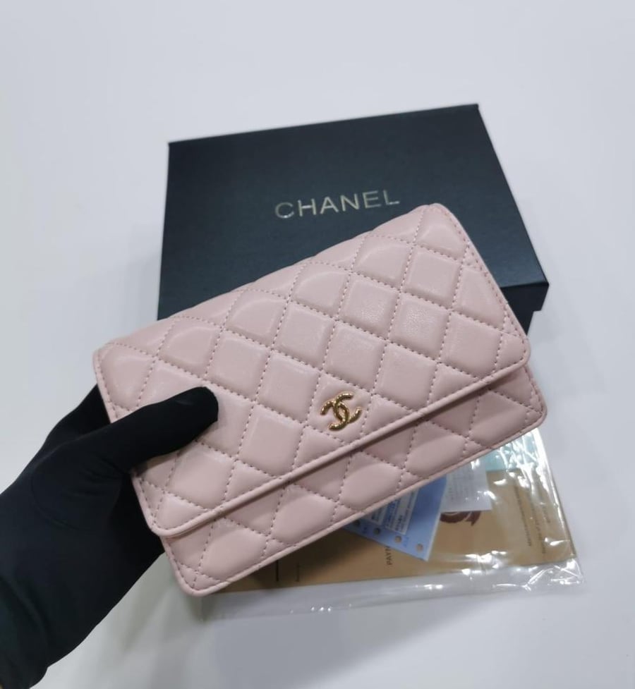 حقيبة شانيل WOC بسلسلة (Chanel Wallet on Chain)
