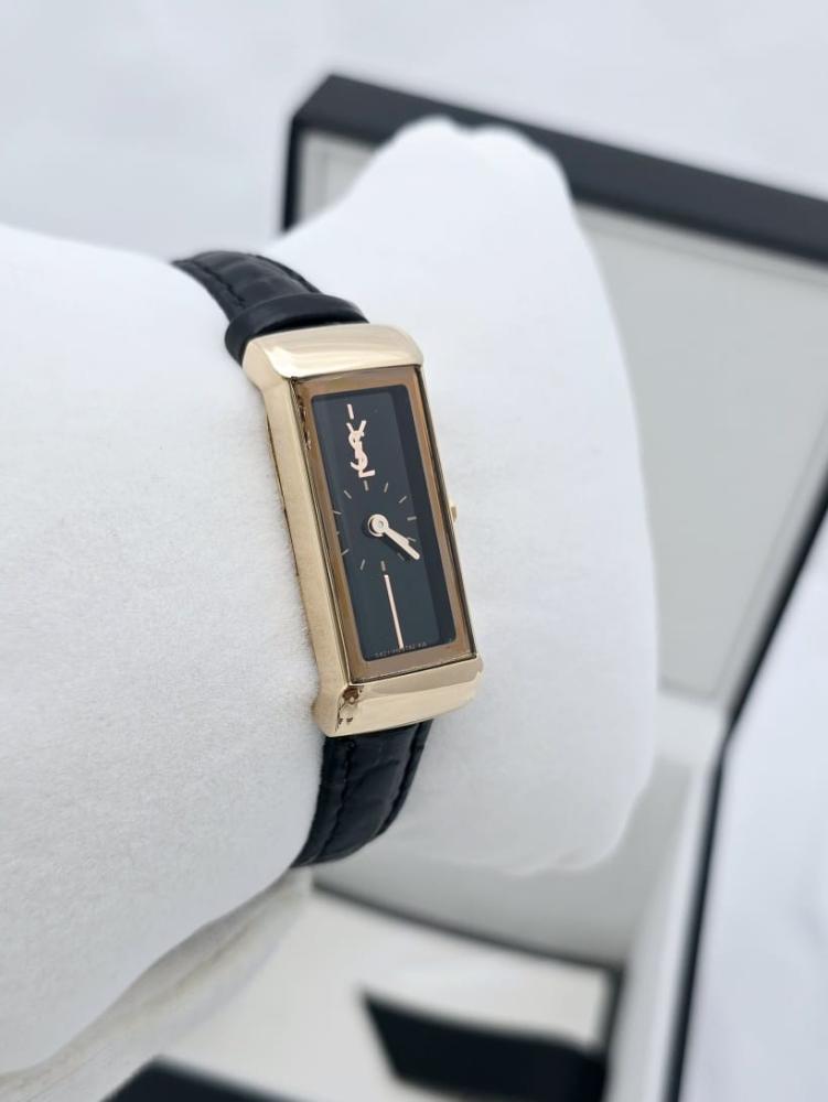 ساعة إيف سان لوران (YSL) نسائية - إطار مستطيل ذهبي