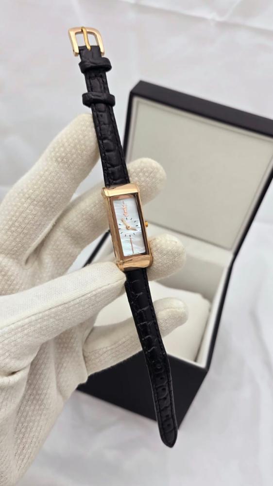 ساعة إيف سان لوران (YSL) نسائية - إطار مستطيل ذهبي