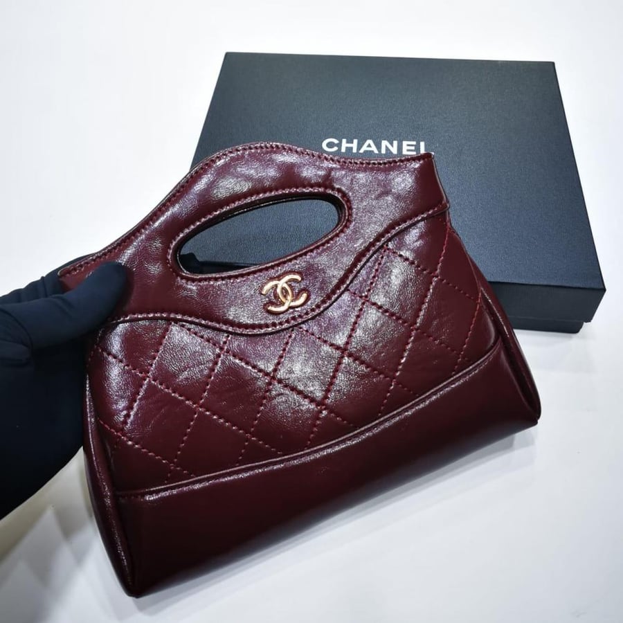 حقيبة شانيل كلاسيك بمقبض يد (Chanel Top-Handle Tote) - خامة لامعة