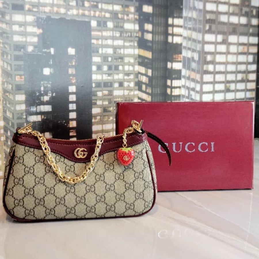 حقيبة غوتشي كتف صغيرة (Mini Shoulder Bag).