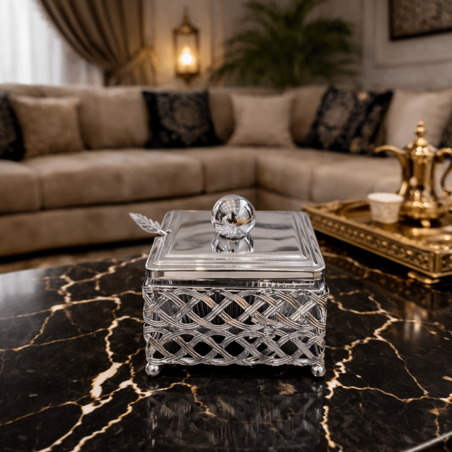 سكرية فضية فاخرة مع ملعقة – تصميم مربّع بنقشة متداخلة