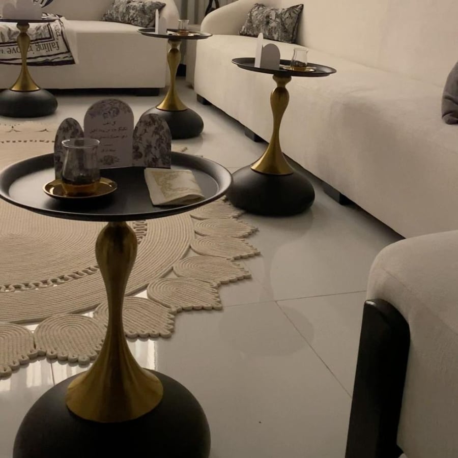طاولة ذهبية