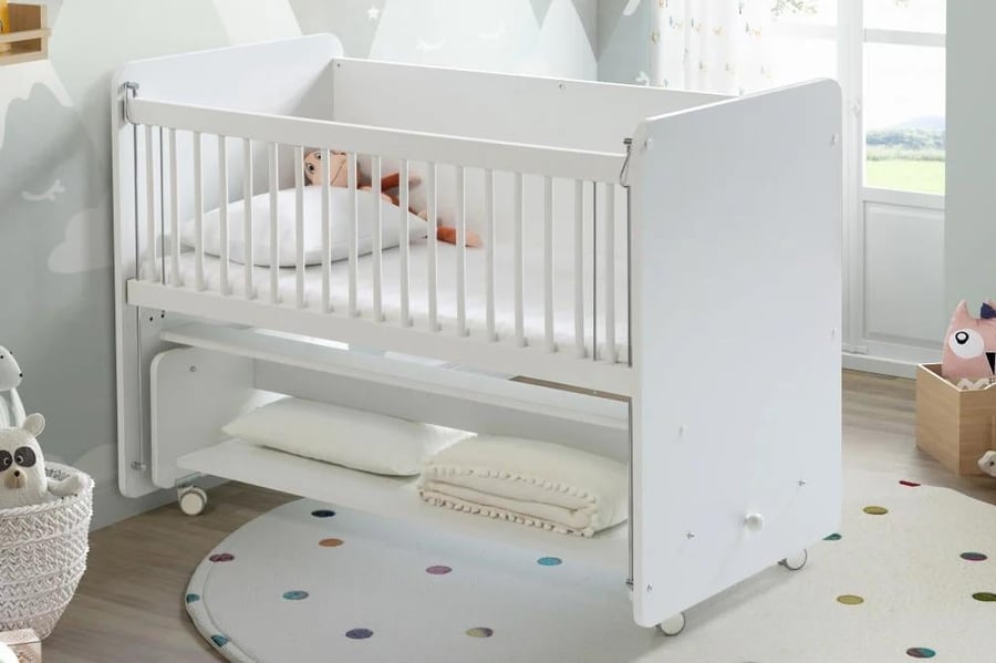 سرير هزاز وثابت للأطفال مع أدراج من babywhen أبيض اللون