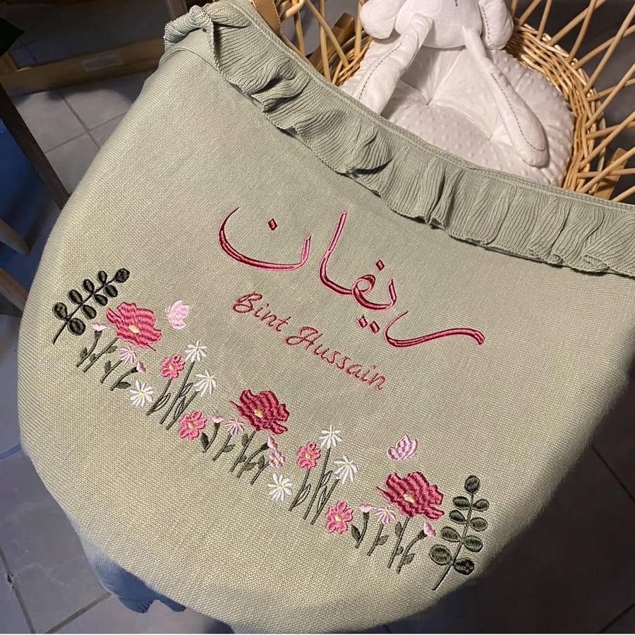 هديه (عباره عن بطانيه مطرزه + حفر الاسم بالليزر)